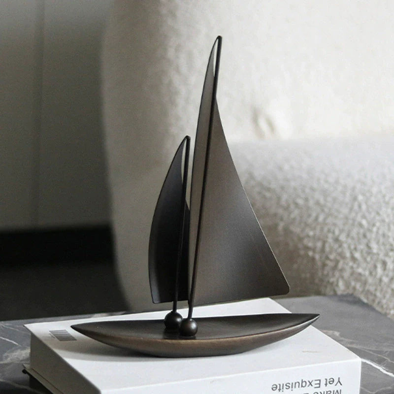 Luxuriöses Segelboot-Modell aus Kunstharz – Moderne Dekoskulptur für Zuhause, Büro & Feng Shui Akzente